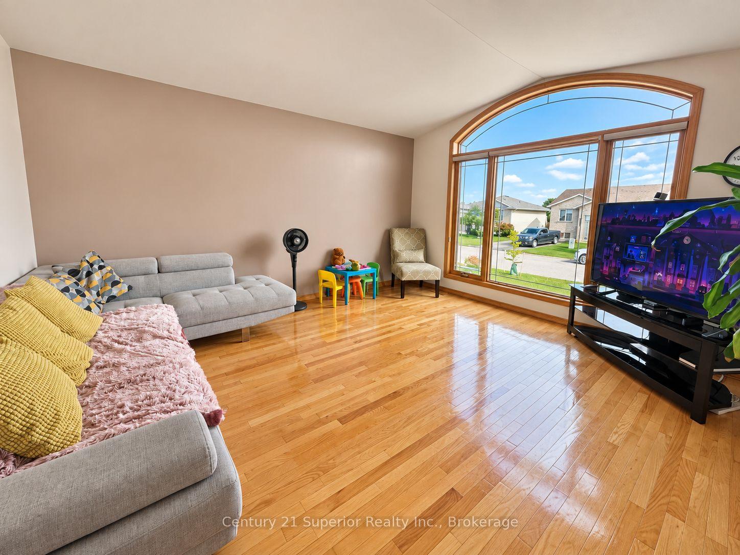Photo 5 of 167 Lynx Crescent, Thunder Bay, Parkdale — HOMEH