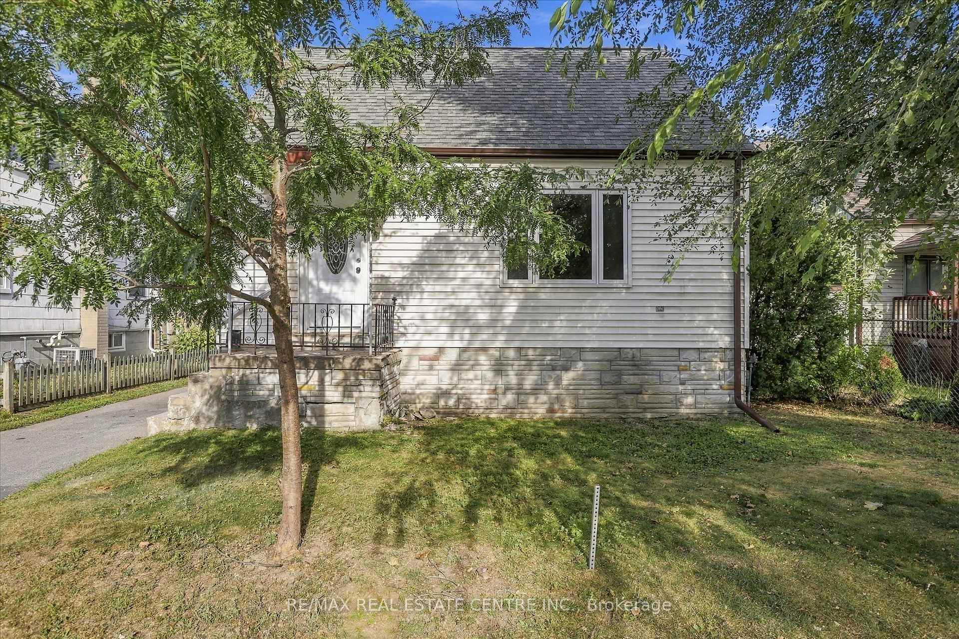 Photo 3 of 988 High Street, Peterborough, Otonabee Ward 1 — HOMEH
