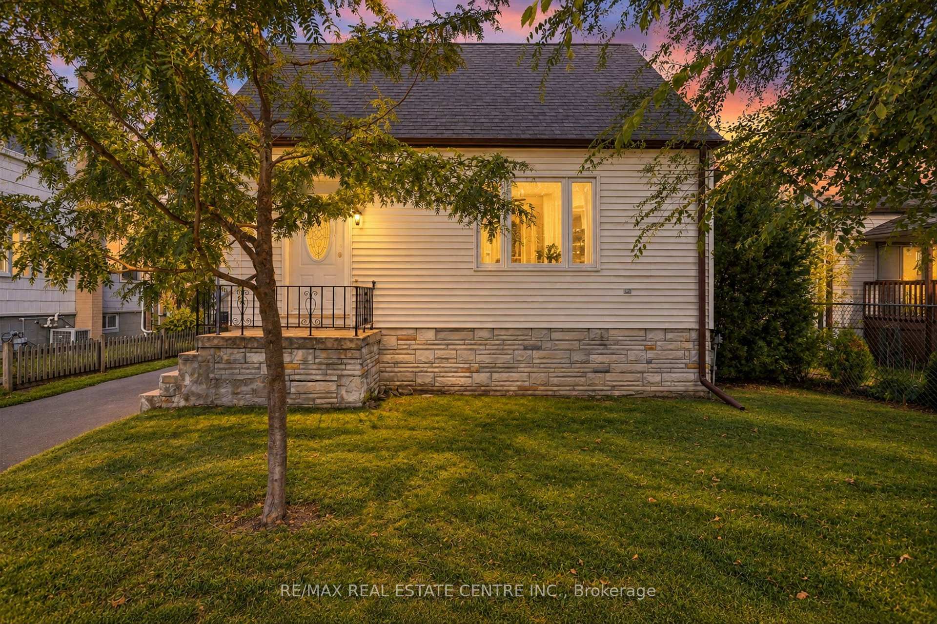 Photo 1 of 988 High Street, Peterborough, Otonabee Ward 1 — HOMEH