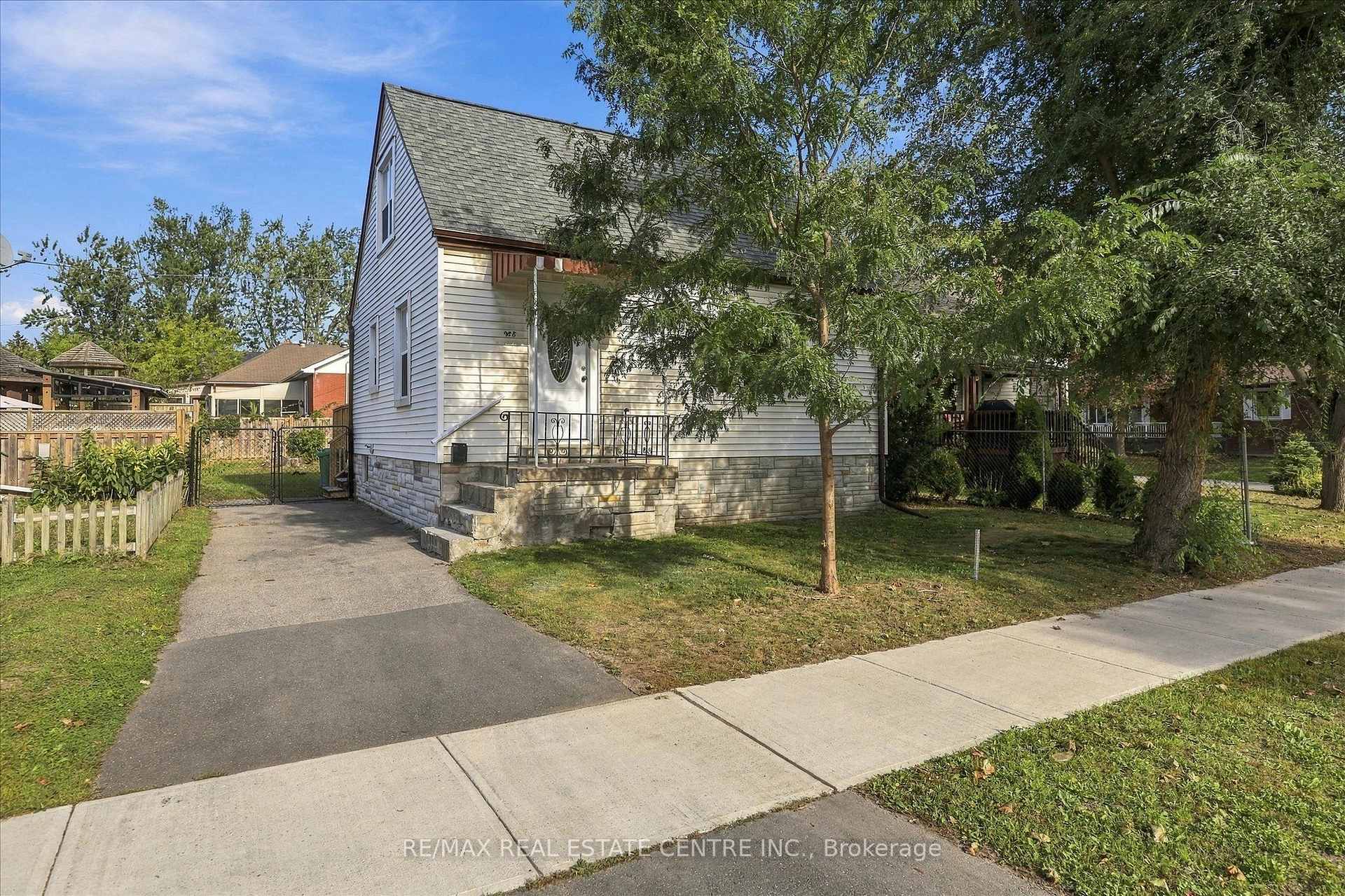 Photo 4 of 988 High Street, Peterborough, Otonabee Ward 1 — HOMEH