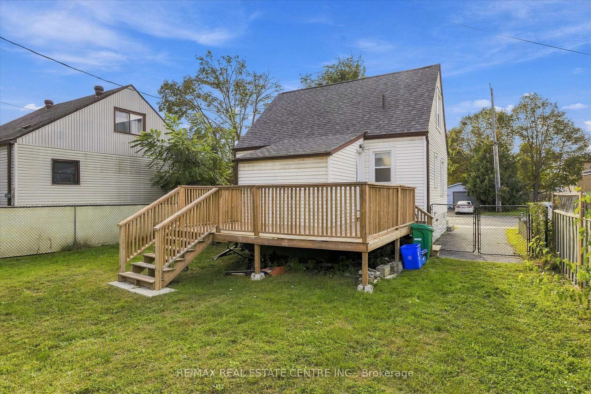 Photo 33 of 988 High Street, Peterborough, Otonabee Ward 1 — HOMEH