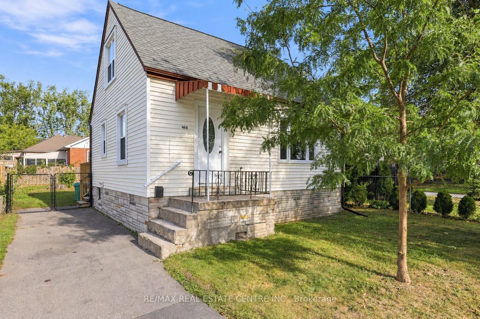 Photo 5 of 988 High Street, Peterborough, Otonabee Ward 1 — HOMEH