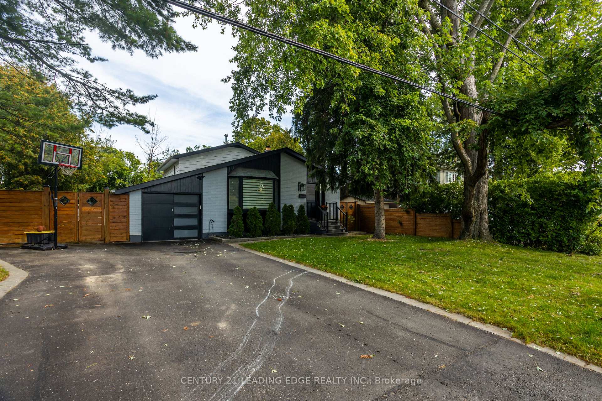 Photo 2 of 912 Vistula Drive, Pickering, West Shore — HOMEH