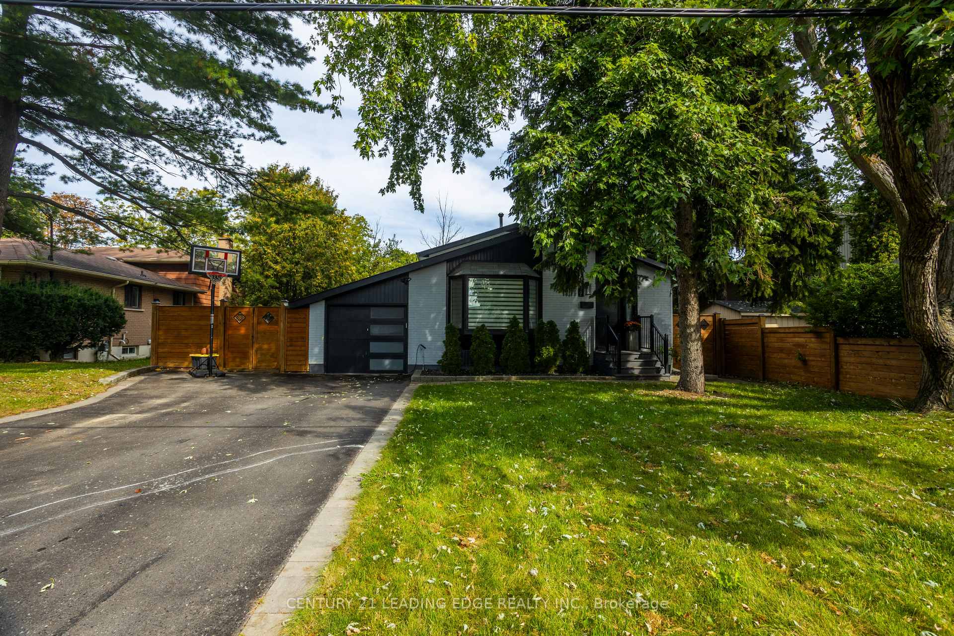 Photo 3 of 912 Vistula Drive, Pickering, West Shore — HOMEH