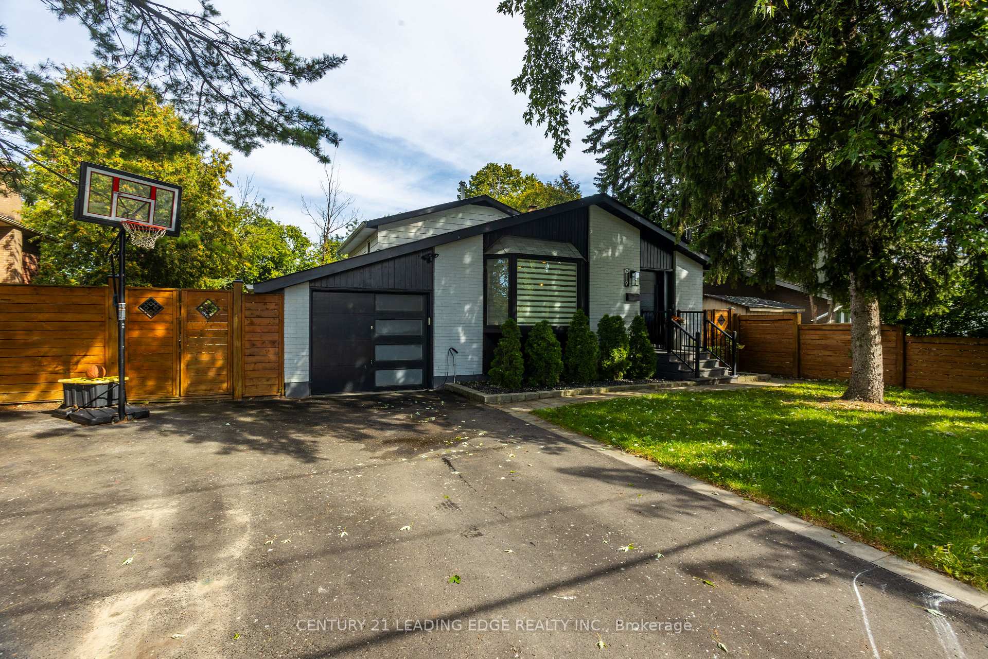 Photo 4 of 912 Vistula Drive, Pickering, West Shore — HOMEH