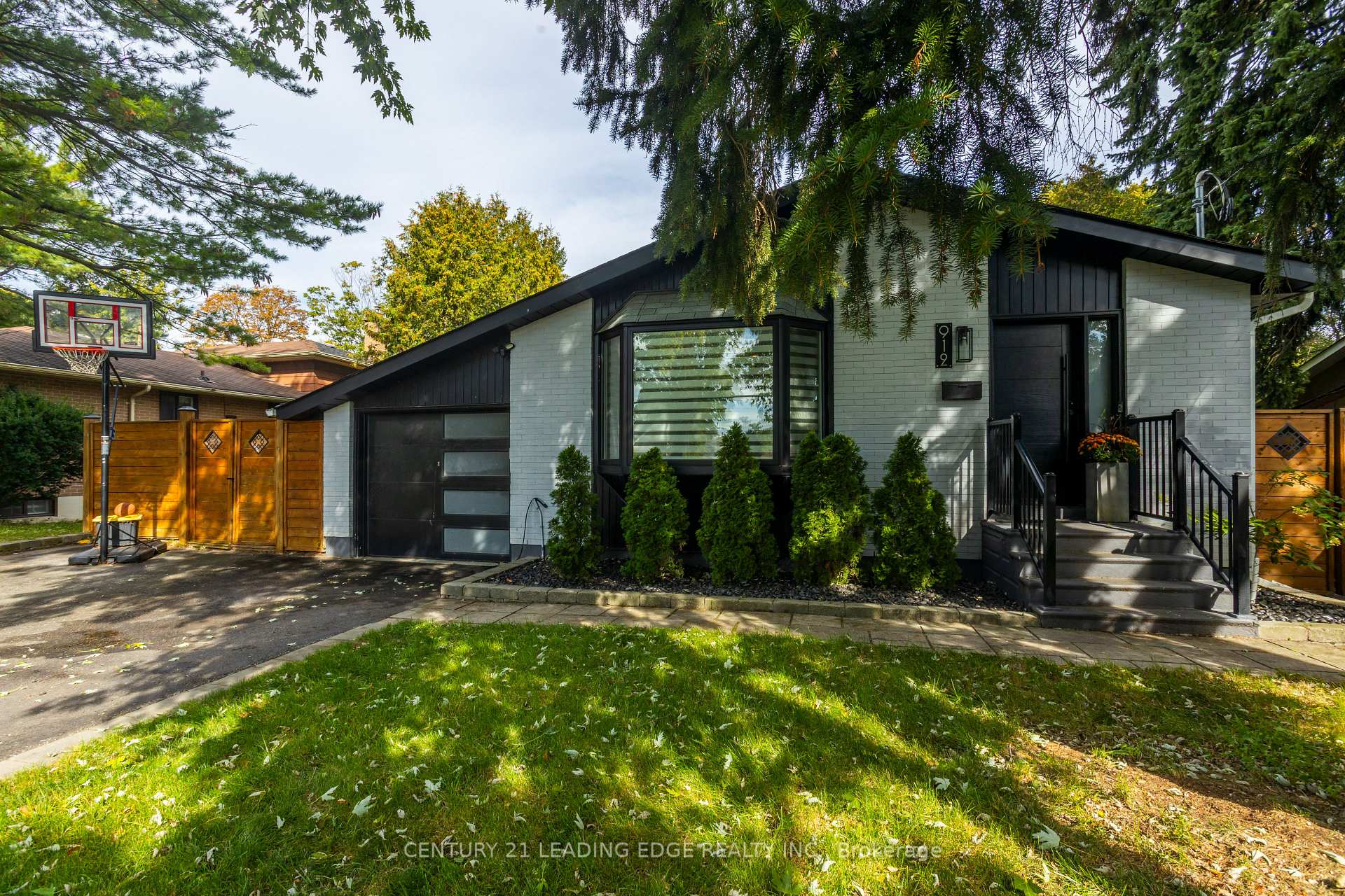 Photo 5 of 912 Vistula Drive, Pickering, West Shore — HOMEH