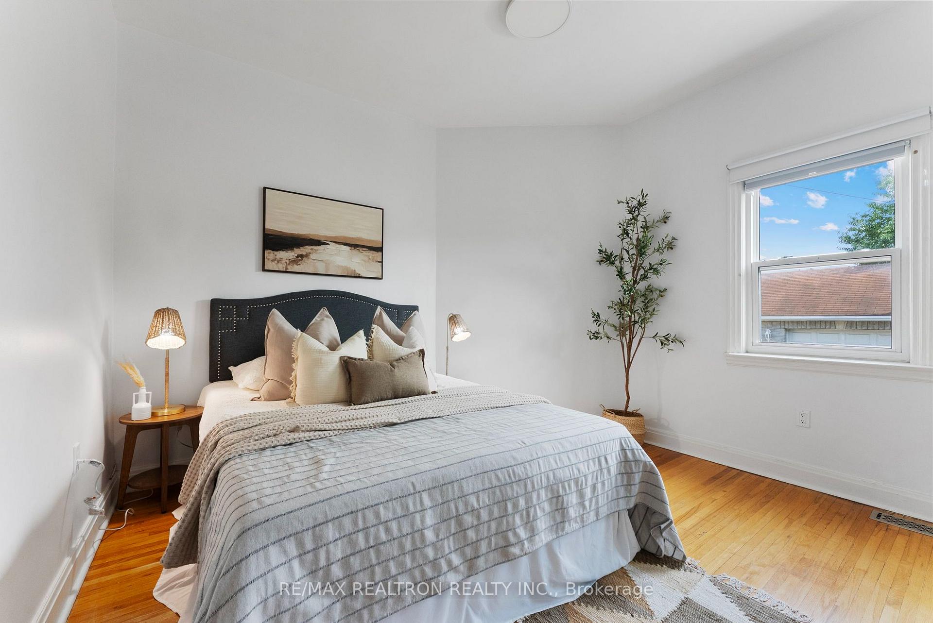 Photo 20 of 41 Ashbury Avenue, Toronto, Oakwood Village — HOMEH