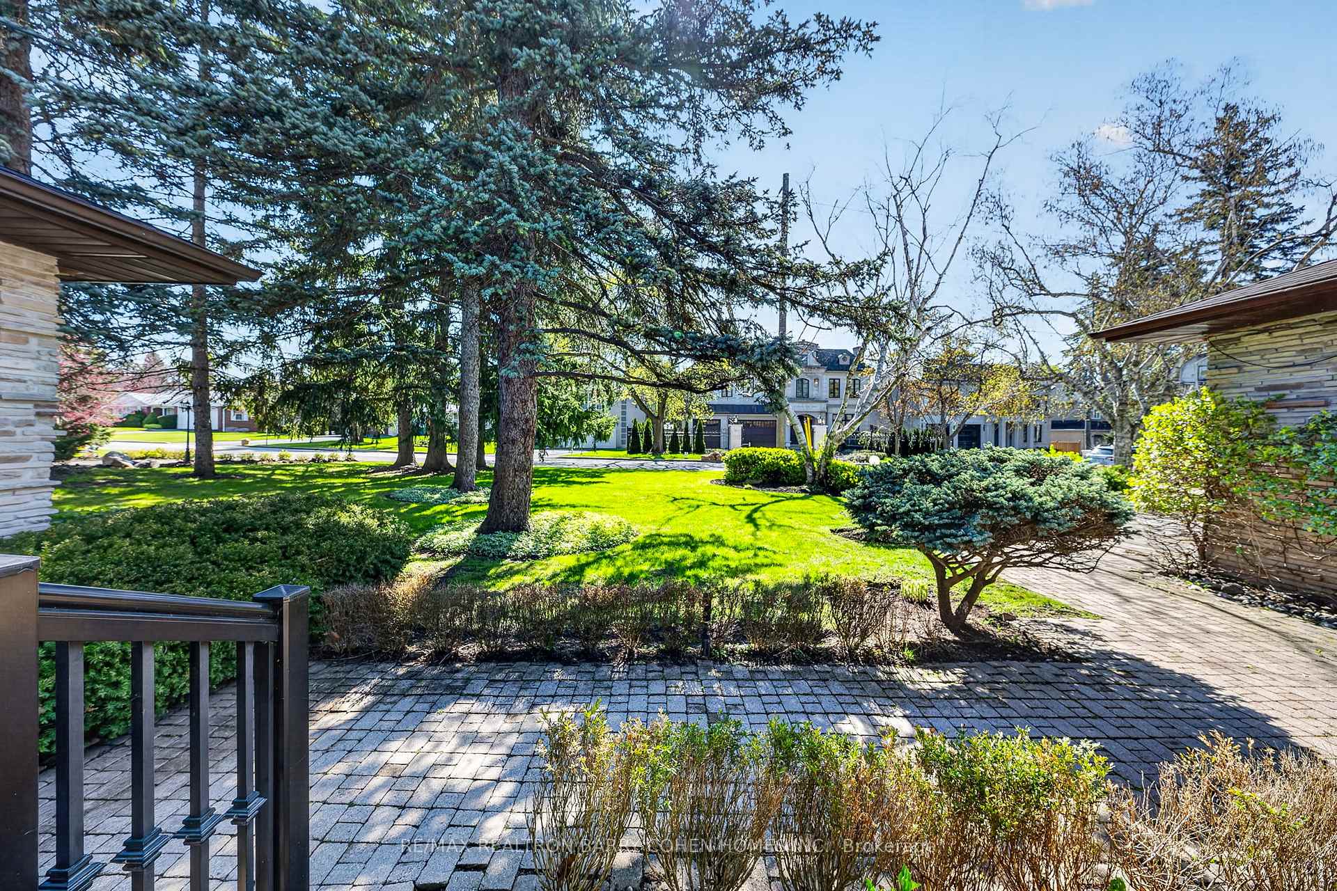 Photo 3 of 18 Brian Cliff Drive, North York, Banbury-Don Mills — HOMEH