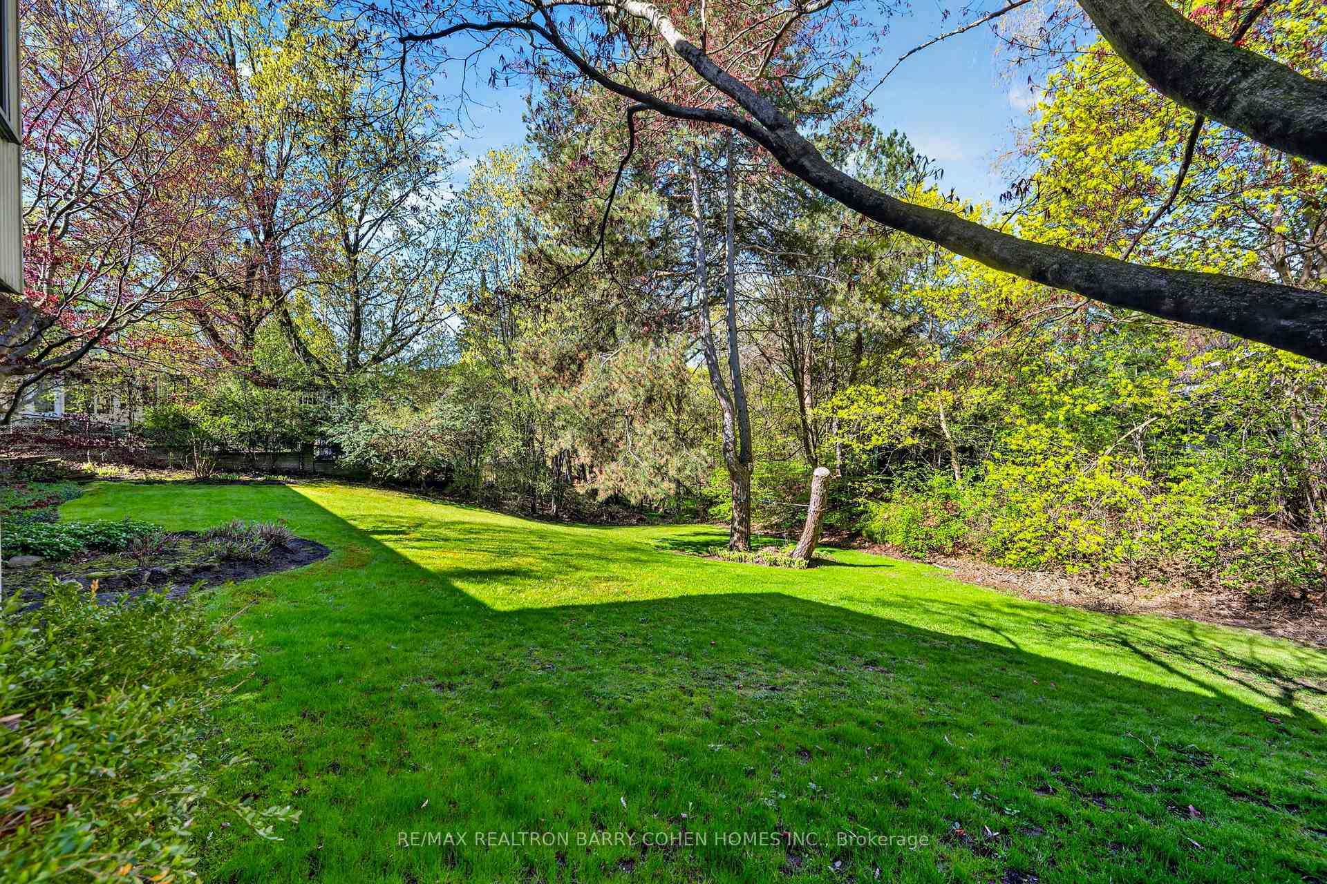 Photo 4 of 18 Brian Cliff Drive, North York, Banbury-Don Mills — HOMEH