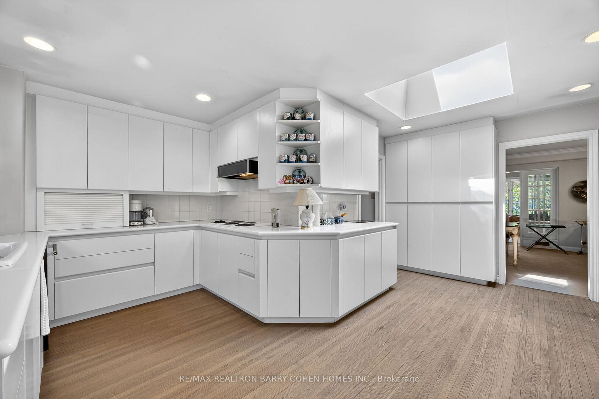 Photo 23 of 18 Brian Cliff Drive, North York, Banbury-Don Mills — HOMEH