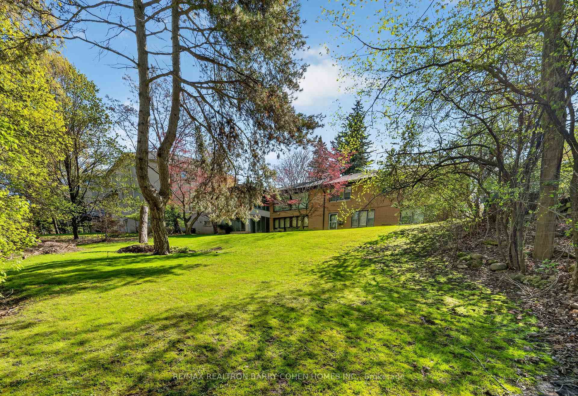 Photo 34 of 18 Brian Cliff Drive, North York, Banbury-Don Mills — HOMEH