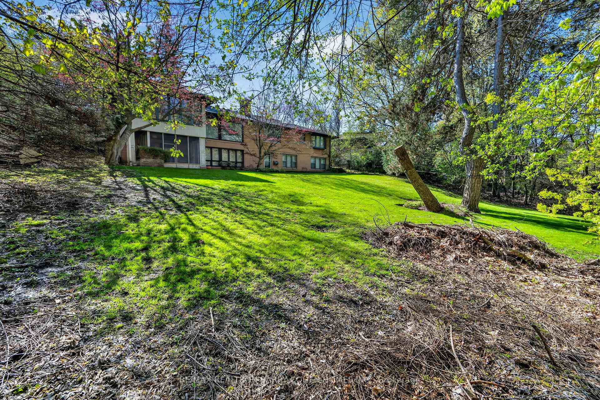 Photo 35 of 18 Brian Cliff Drive, North York, Banbury-Don Mills — HOMEH