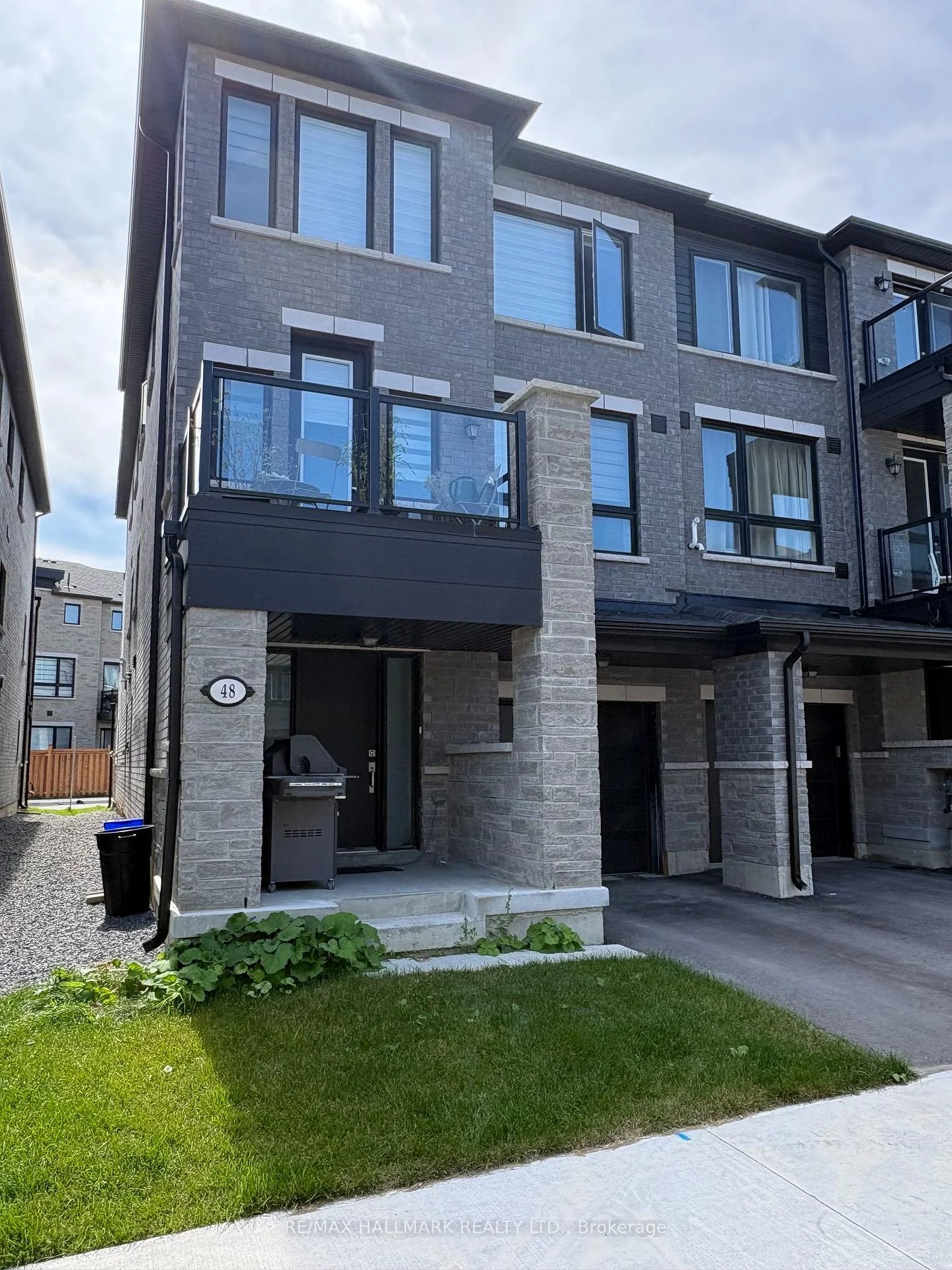 Photo 3 of 48 Spry Lane, Barrie, Innis-Shore — HOMEH