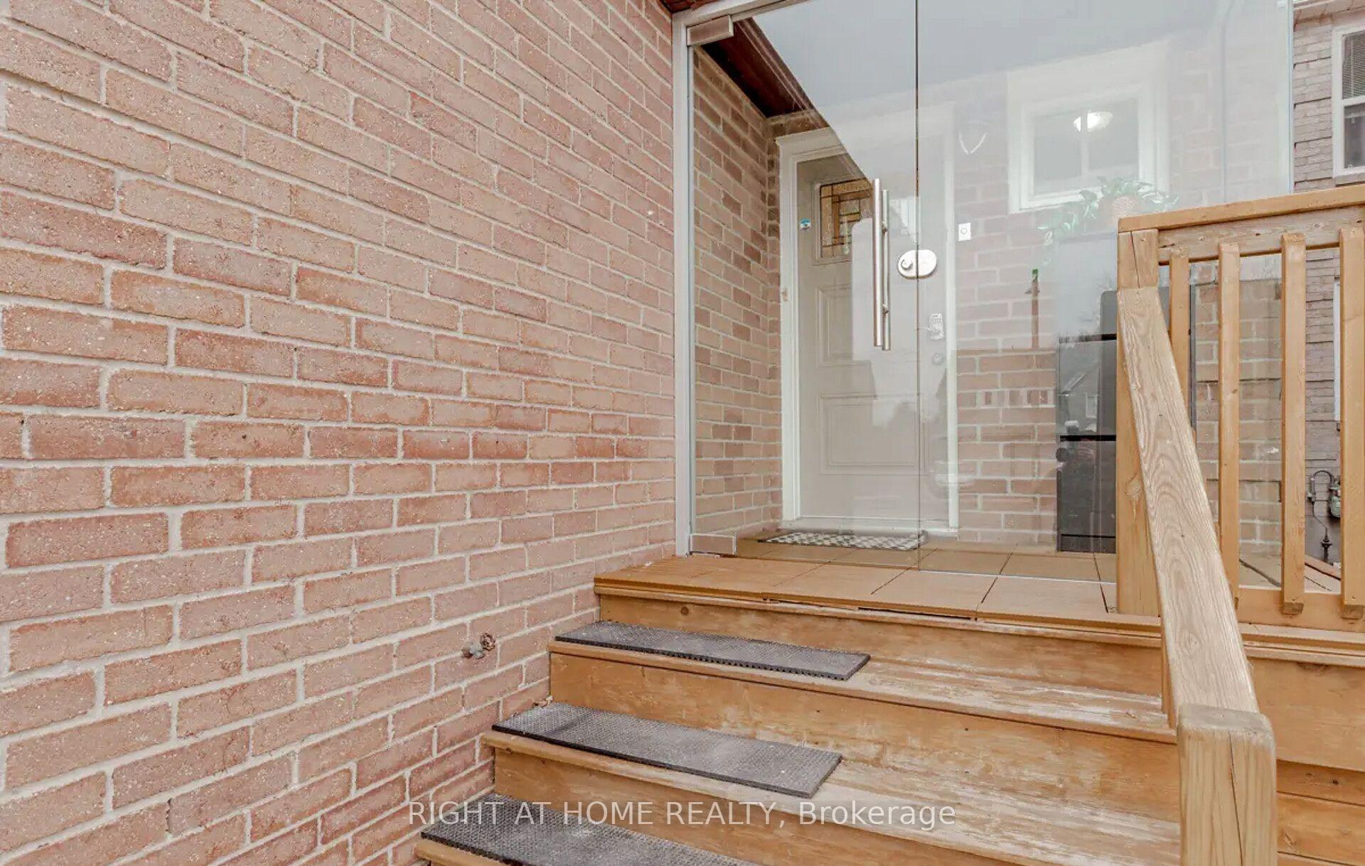 Photo 2 of 1444 Prince John Circle, Oakville, Clearview — HOMEH