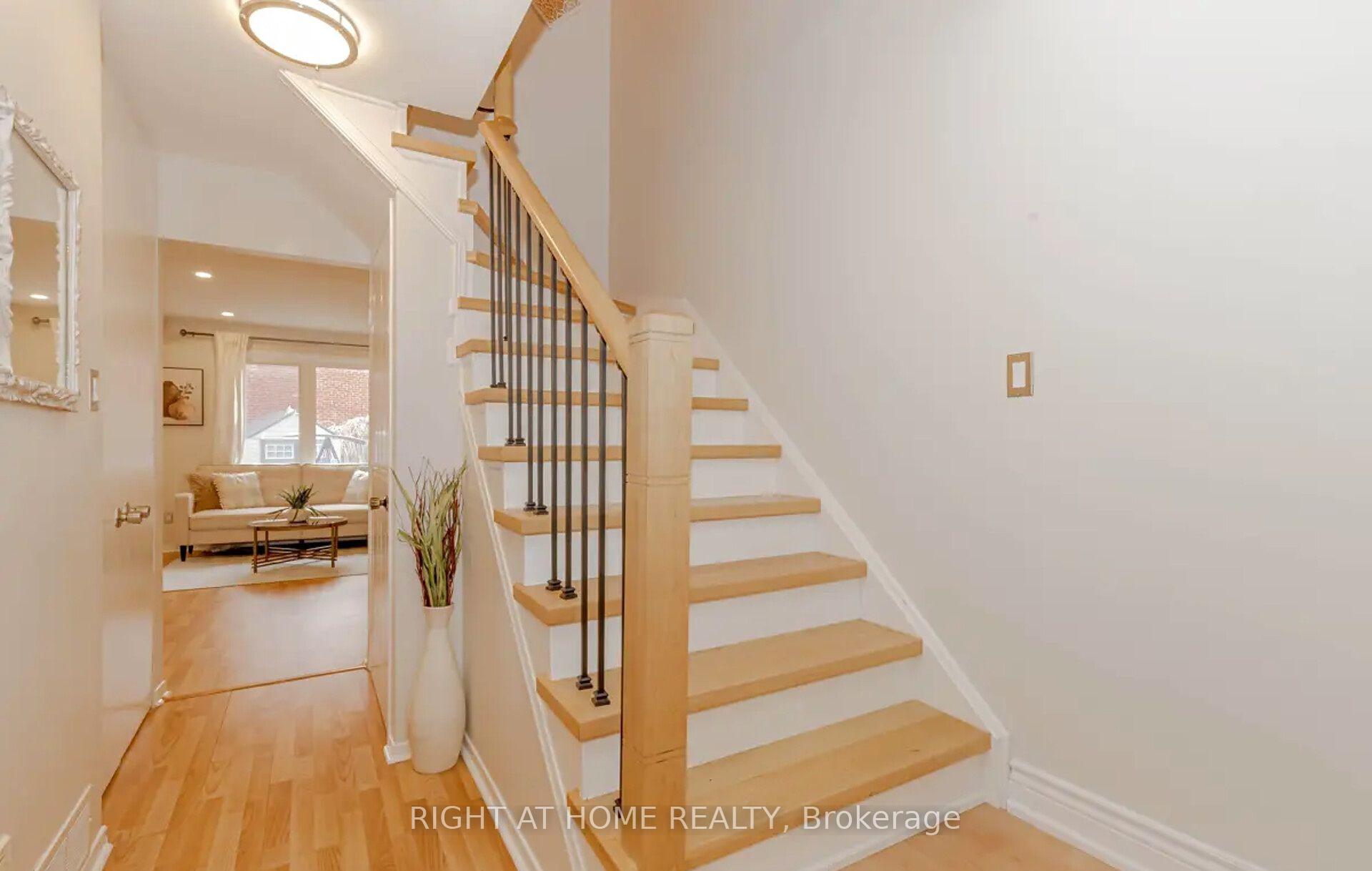 Photo 5 of 1444 Prince John Circle, Oakville, Clearview — HOMEH