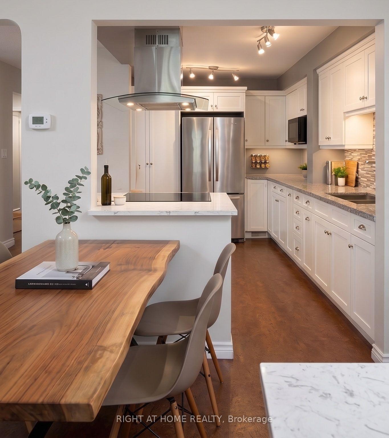 Photo 10 of 1444 Prince John Circle, Oakville, Clearview — HOMEH