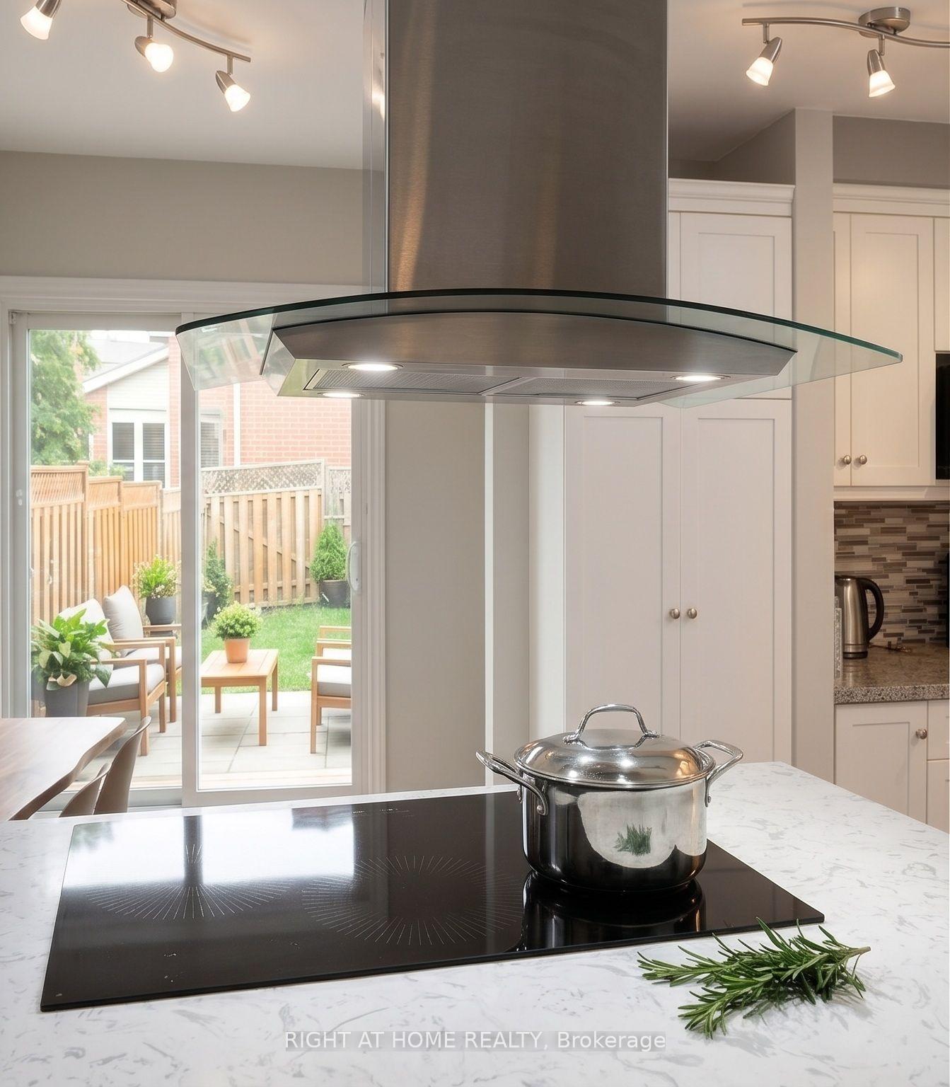 Photo 11 of 1444 Prince John Circle, Oakville, Clearview — HOMEH