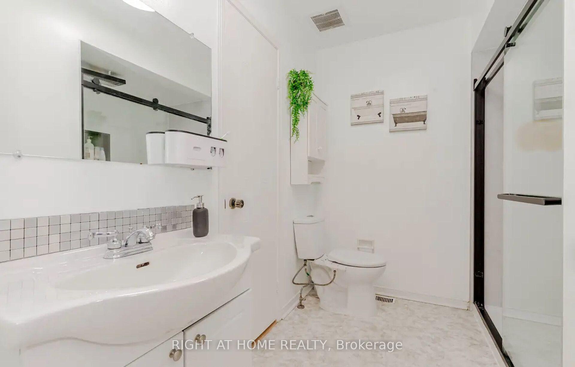 Photo 24 of 1444 Prince John Circle, Oakville, Clearview — HOMEH