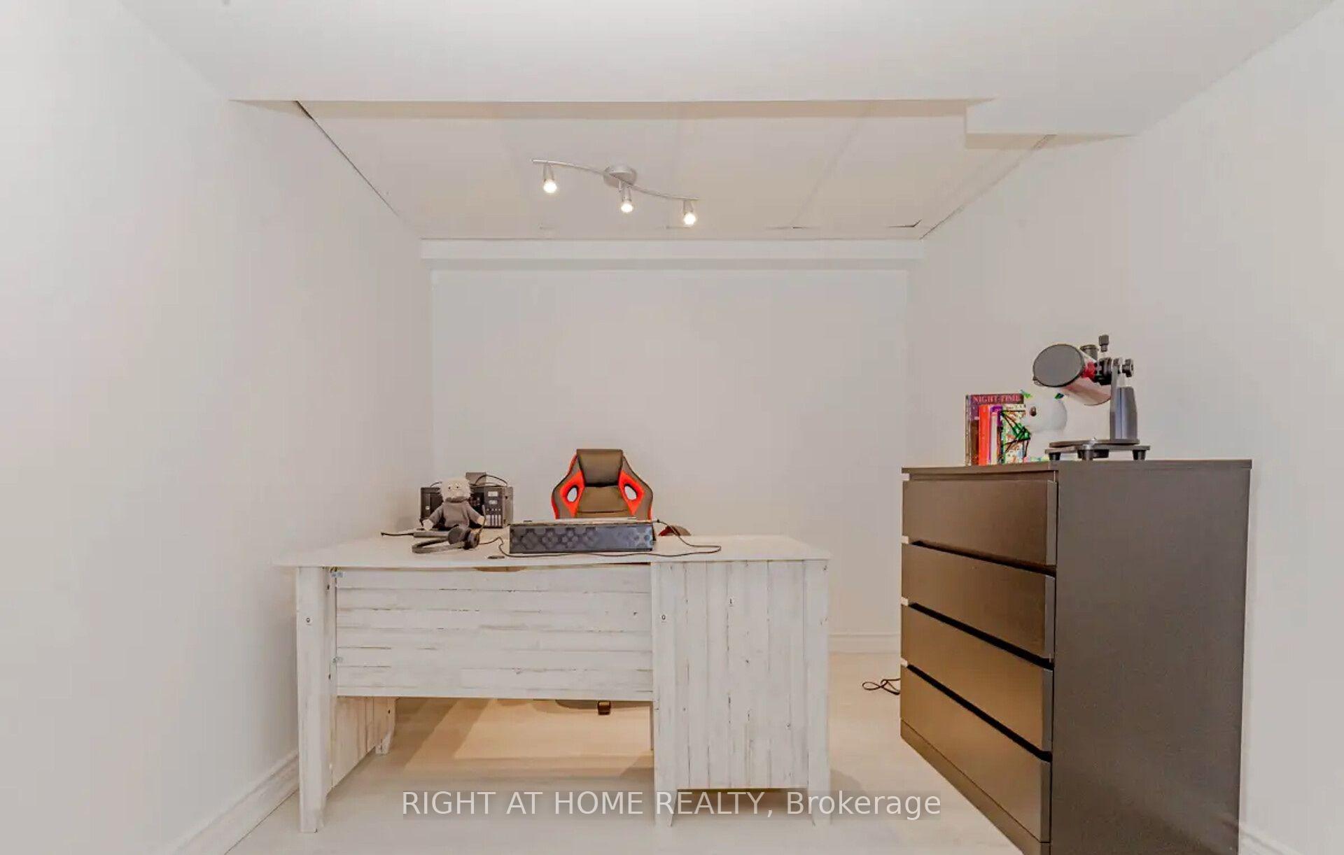 Photo 28 of 1444 Prince John Circle, Oakville, Clearview — HOMEH