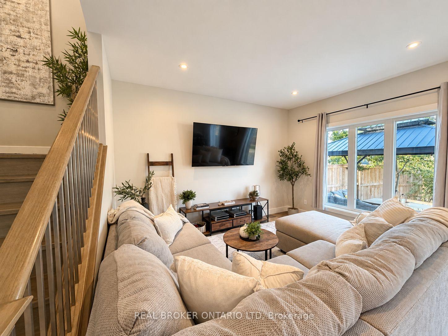 Photo 4 of 22 Queensway Drive, Strathroy-Caradoc, SE — HOMEH