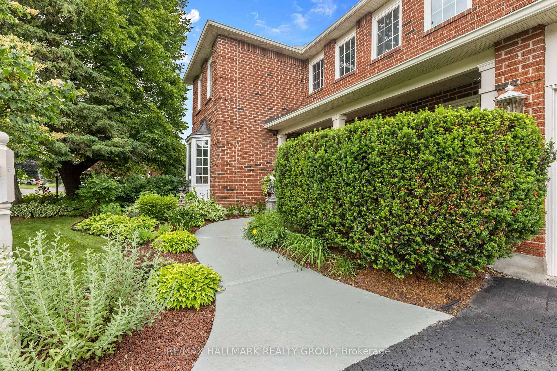 Photo 4 of 1348 Turner Crescent, Ottawa, Bilberry Creek/Queenswood Heights — HOMEH