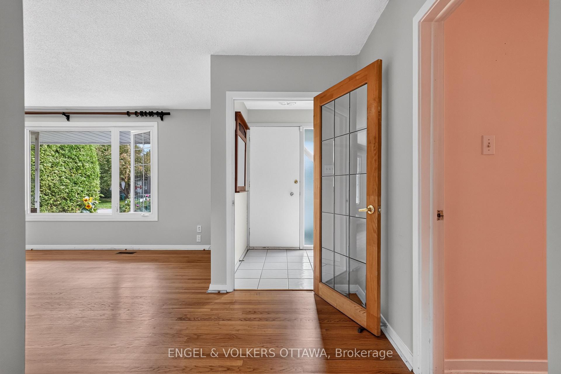 Photo 5 of 2642 Marble Crescent, Ottawa, Mooneys Bay/Riverside Park — HOMEH