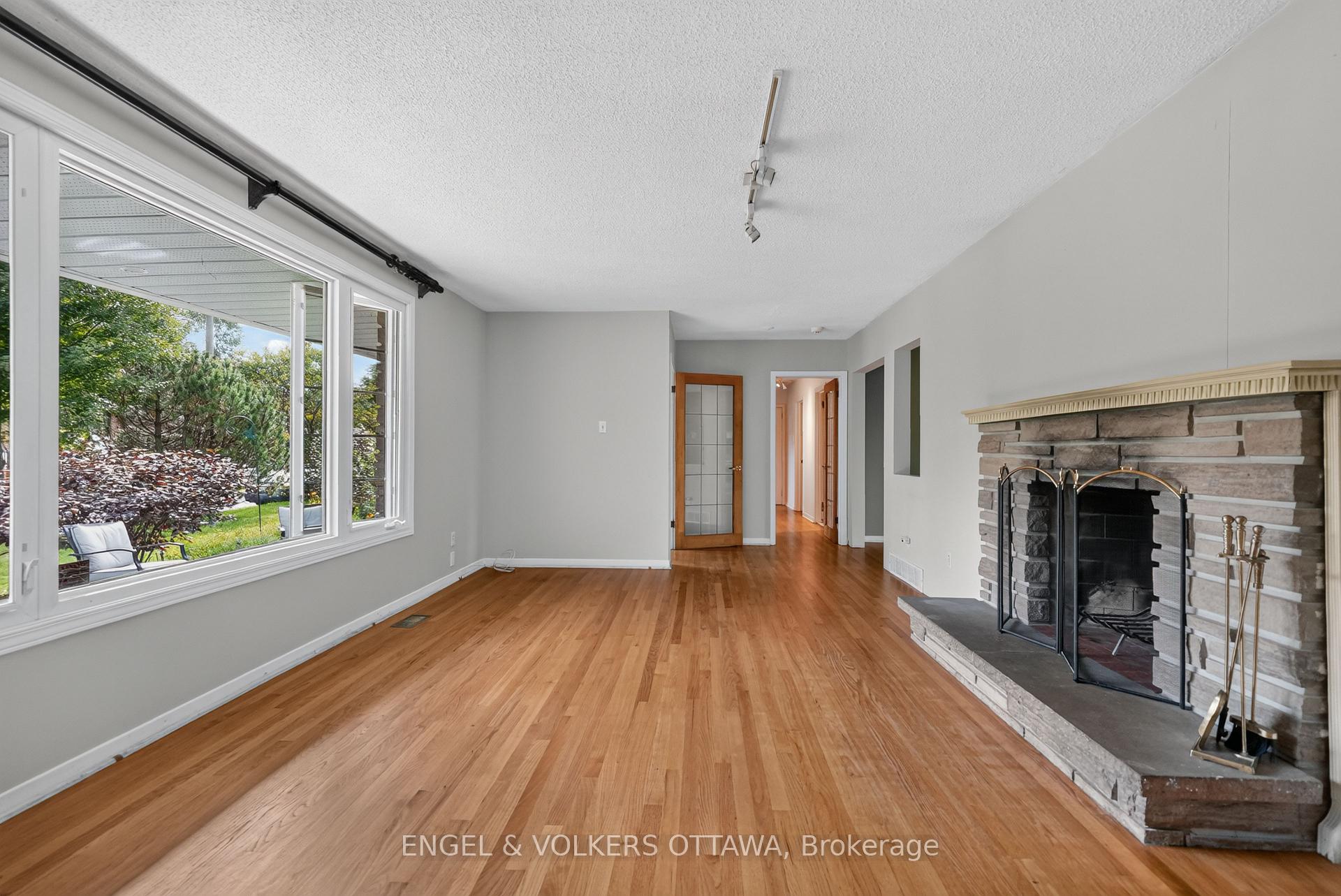Photo 8 of 2642 Marble Crescent, Ottawa, Mooneys Bay/Riverside Park — HOMEH
