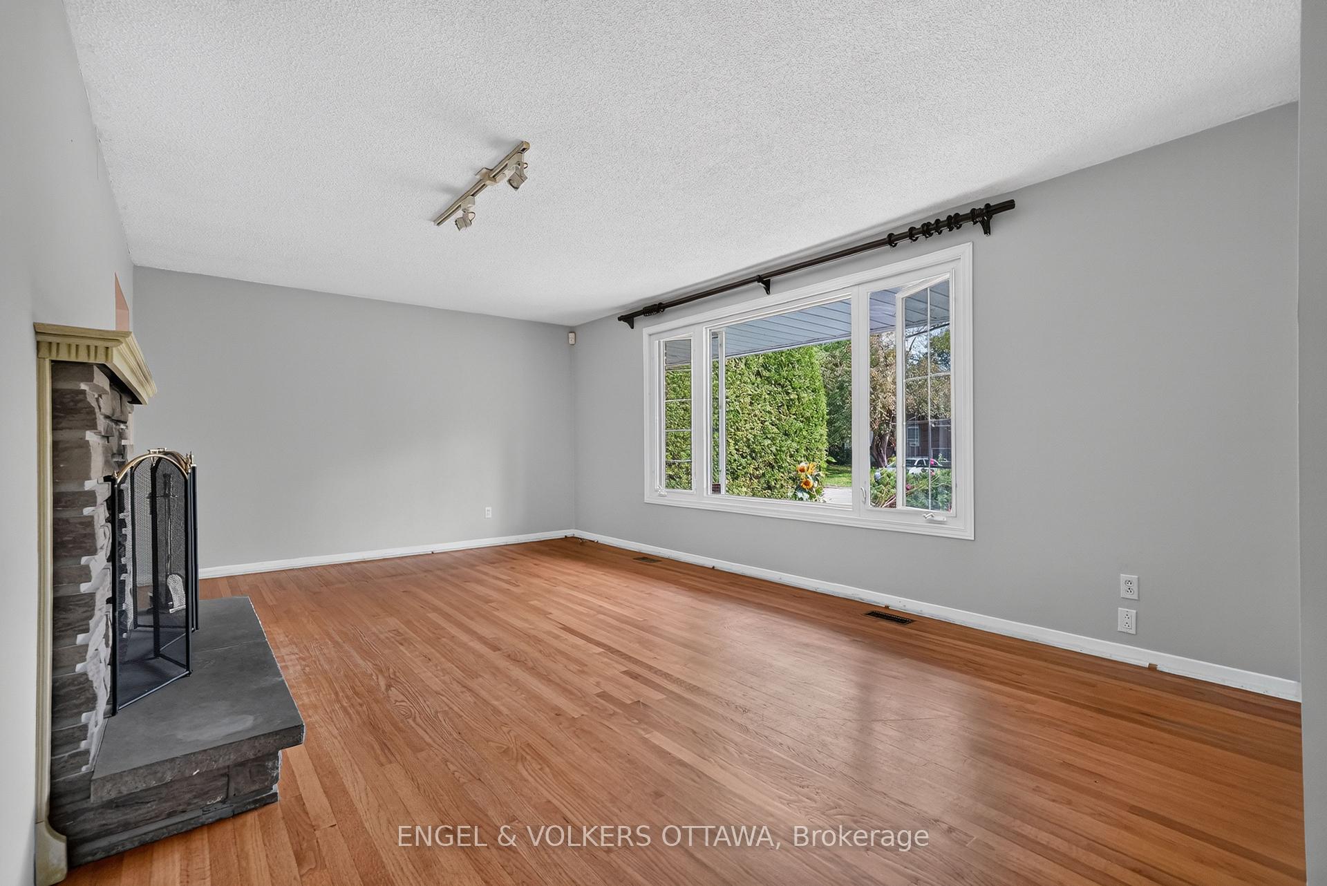 Photo 10 of 2642 Marble Crescent, Ottawa, Mooneys Bay/Riverside Park — HOMEH