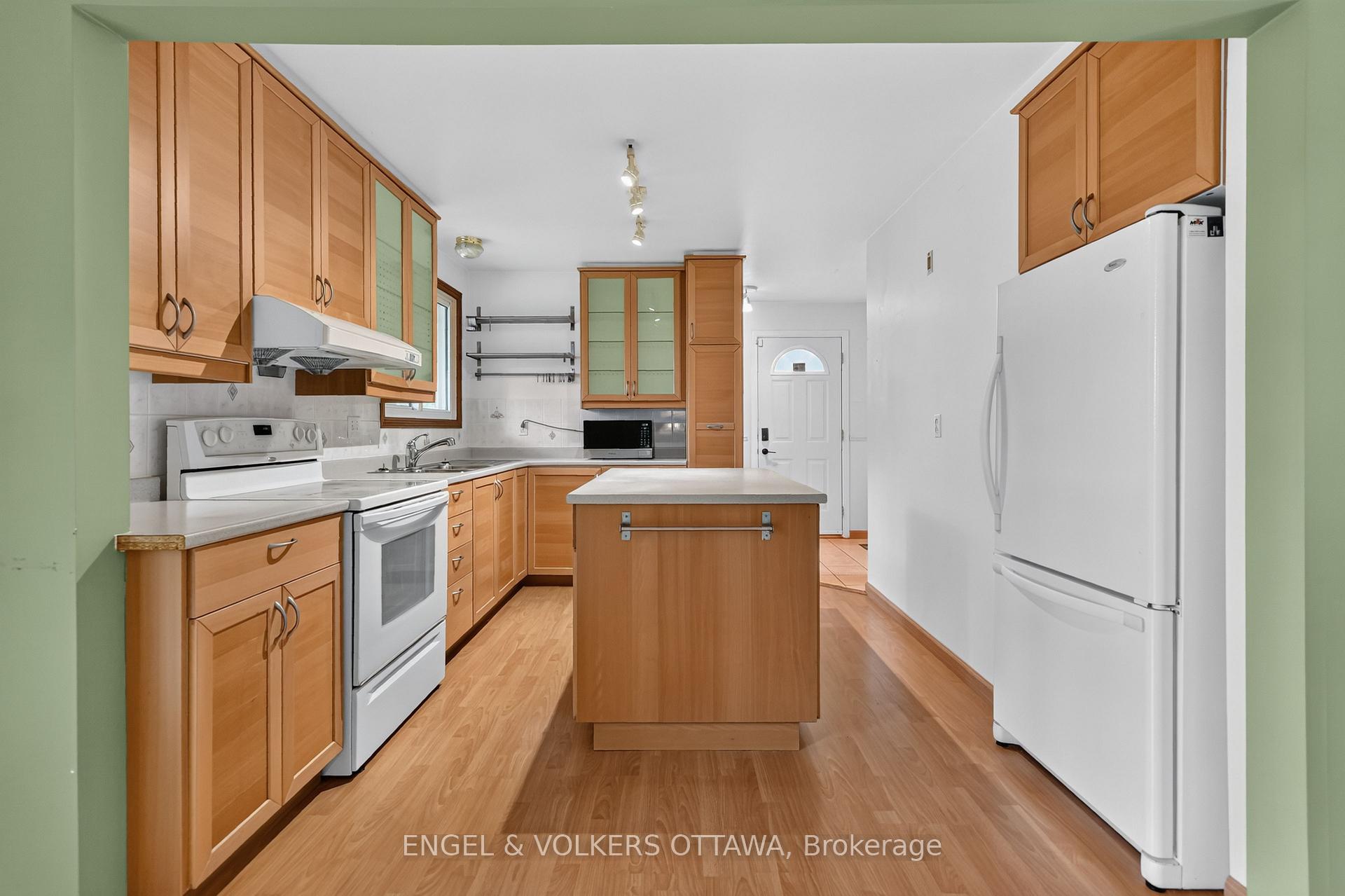 Photo 13 of 2642 Marble Crescent, Ottawa, Mooneys Bay/Riverside Park — HOMEH