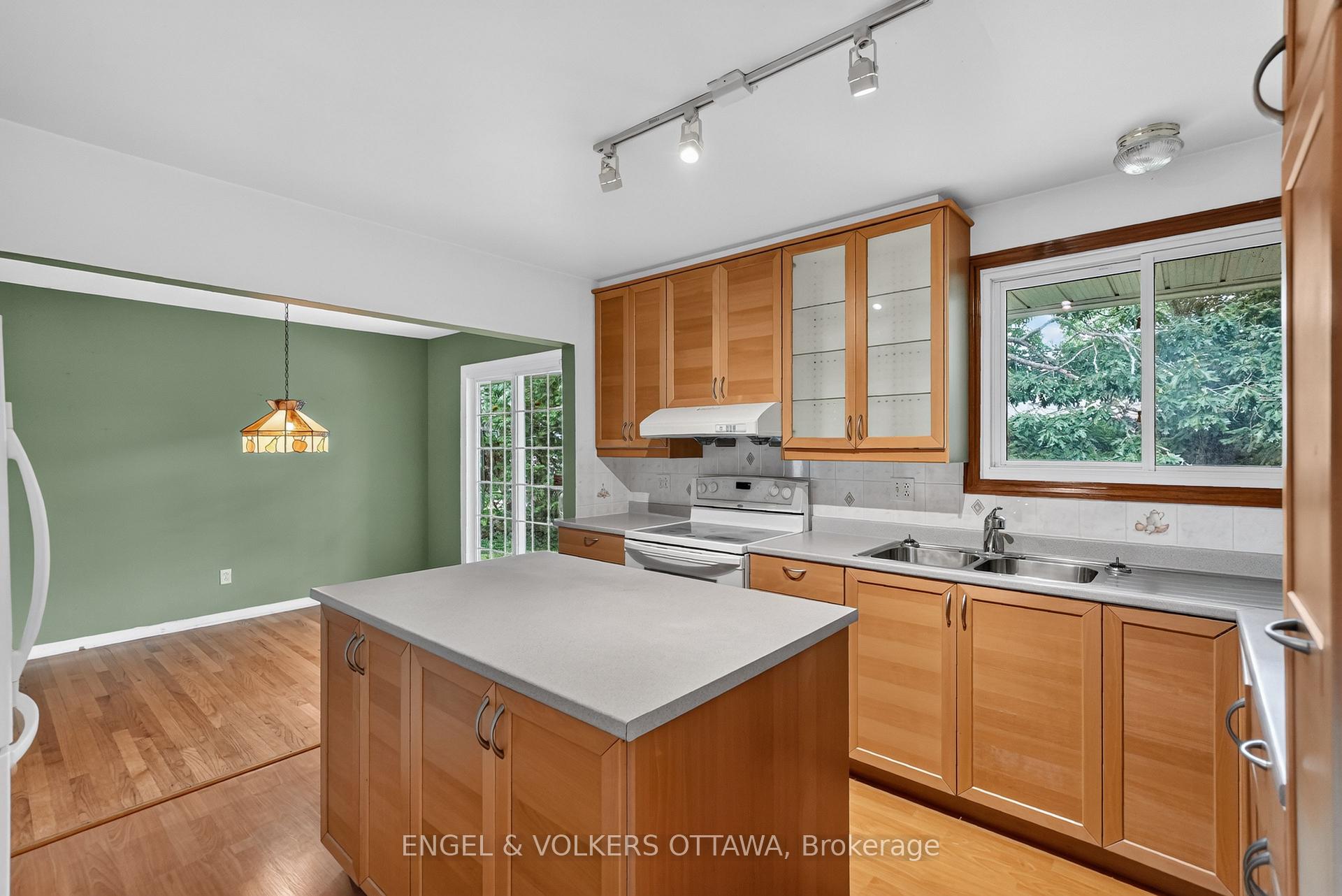 Photo 15 of 2642 Marble Crescent, Ottawa, Mooneys Bay/Riverside Park — HOMEH
