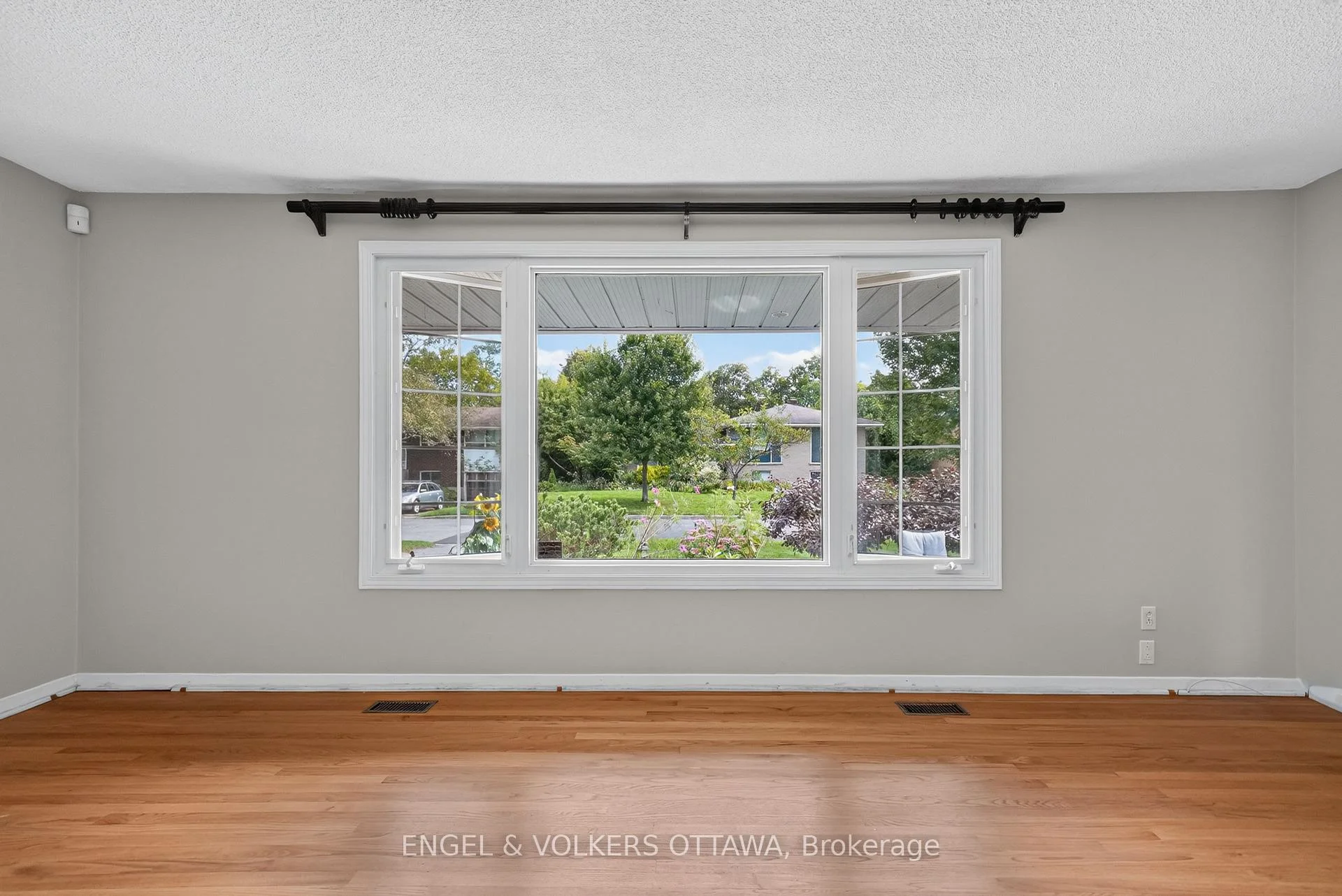 Photo 9 of 2642 Marble Crescent, Ottawa, Mooneys Bay/Riverside Park — HOMEH