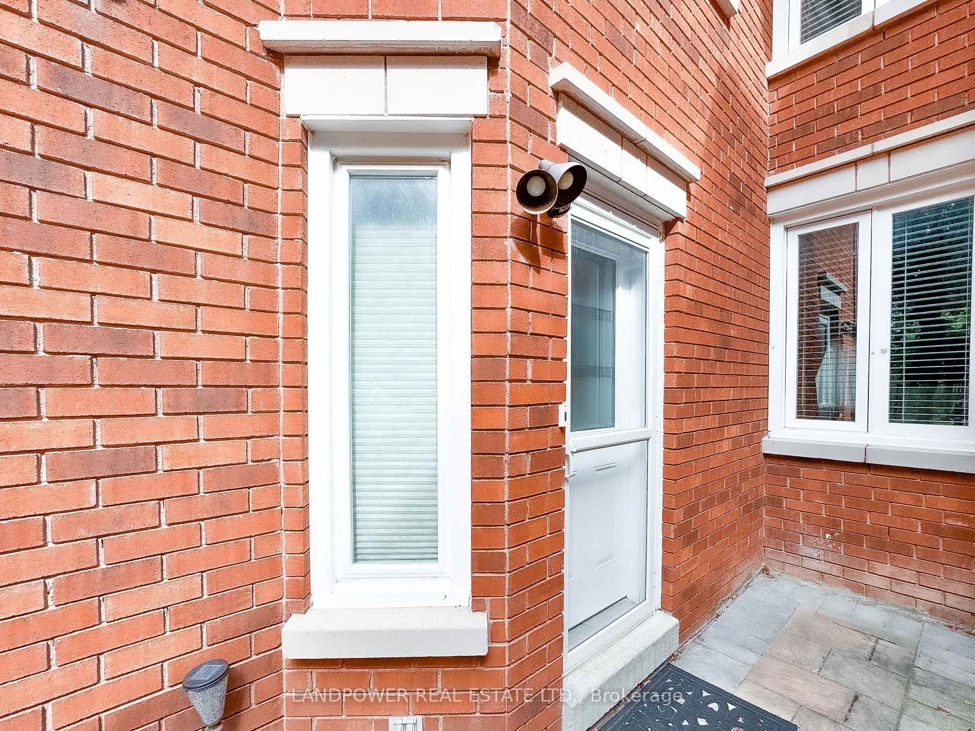 Photo 3 of 125 Brownstone Circle, Vaughan, Crestwood-Springfarm-Yorkhill — HOMEH