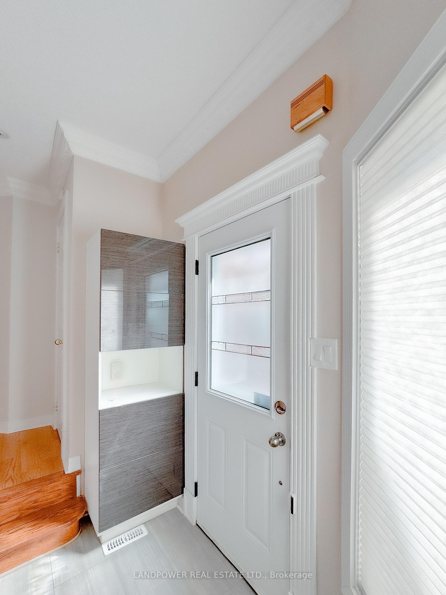Photo 4 of 125 Brownstone Circle, Vaughan, Crestwood-Springfarm-Yorkhill — HOMEH