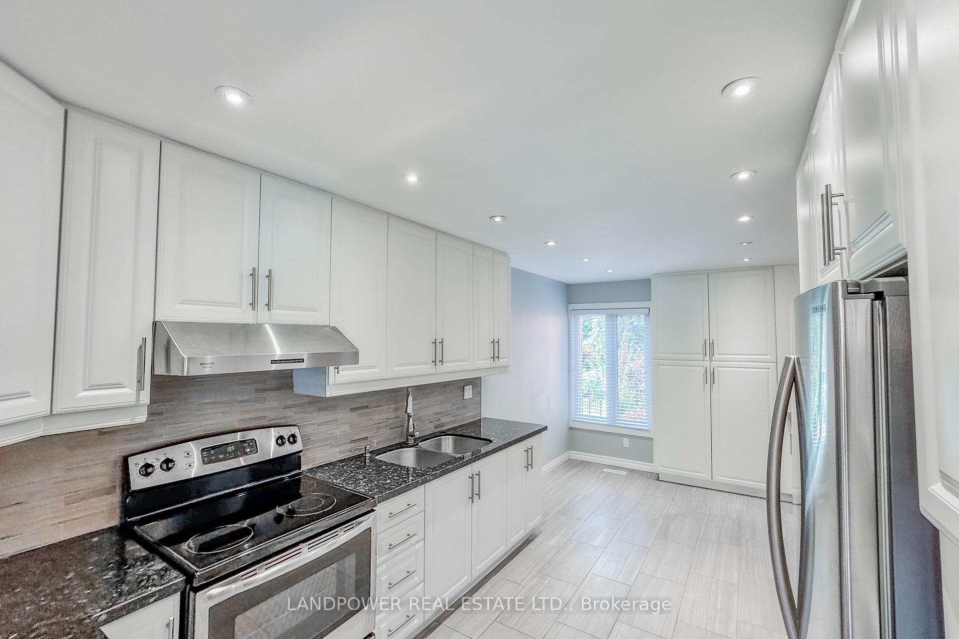 Photo 5 of 125 Brownstone Circle, Vaughan, Crestwood-Springfarm-Yorkhill — HOMEH