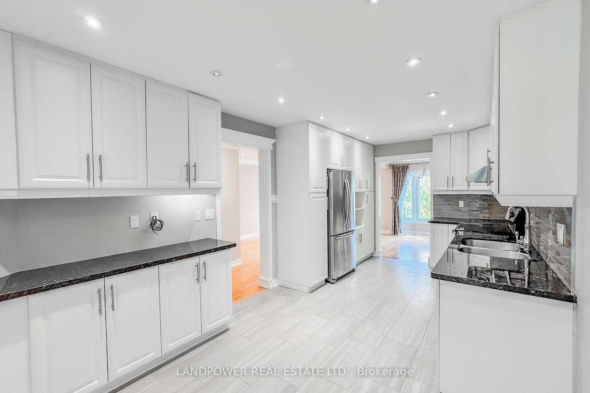 Photo 6 of 125 Brownstone Circle, Vaughan, Crestwood-Springfarm-Yorkhill — HOMEH