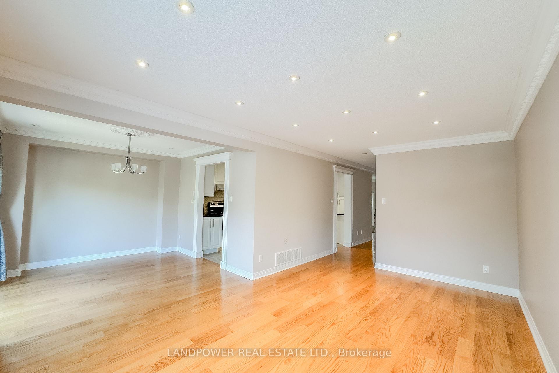Photo 9 of 125 Brownstone Circle, Vaughan, Crestwood-Springfarm-Yorkhill — HOMEH