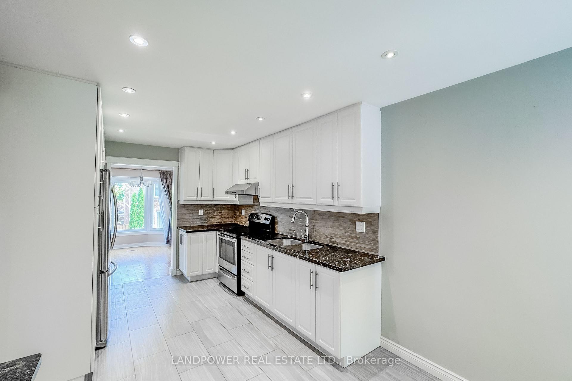 Photo 7 of 125 Brownstone Circle, Vaughan, Crestwood-Springfarm-Yorkhill — HOMEH
