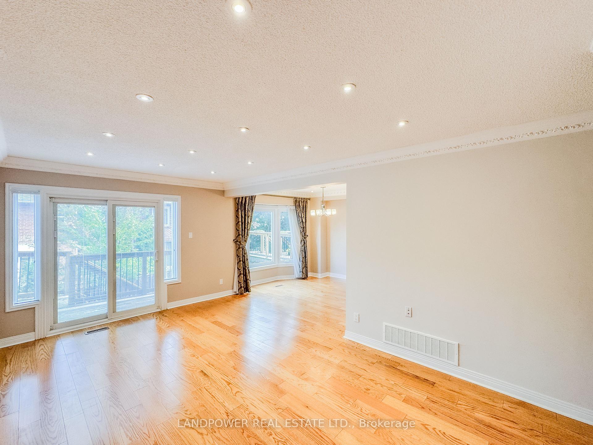 Photo 10 of 125 Brownstone Circle, Vaughan, Crestwood-Springfarm-Yorkhill — HOMEH