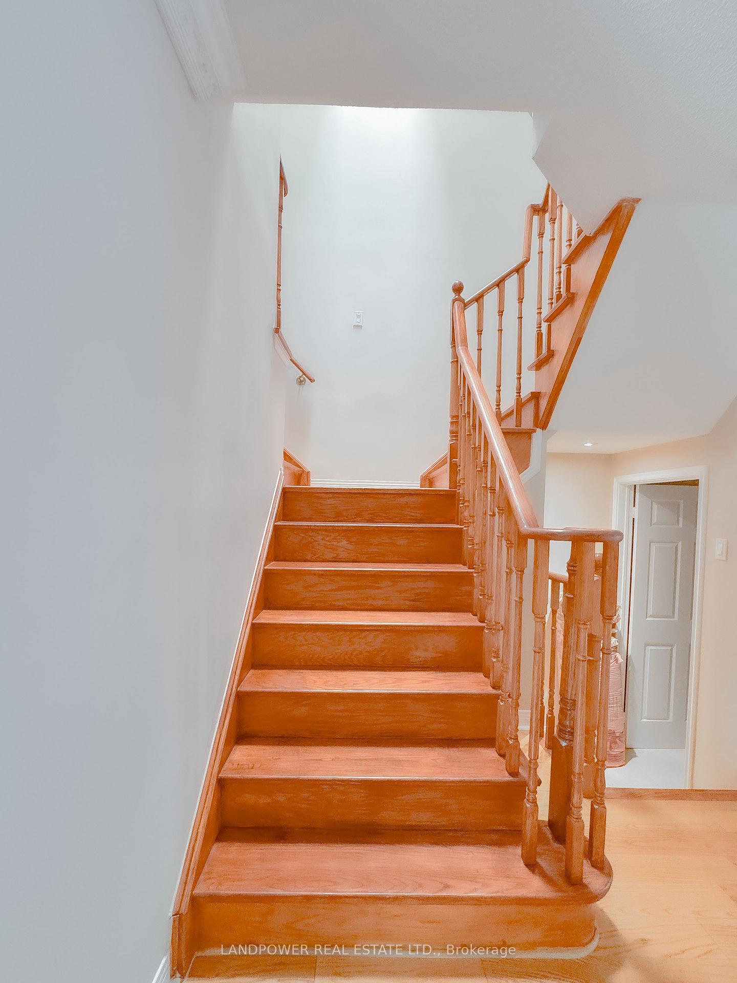 Photo 11 of 125 Brownstone Circle, Vaughan, Crestwood-Springfarm-Yorkhill — HOMEH