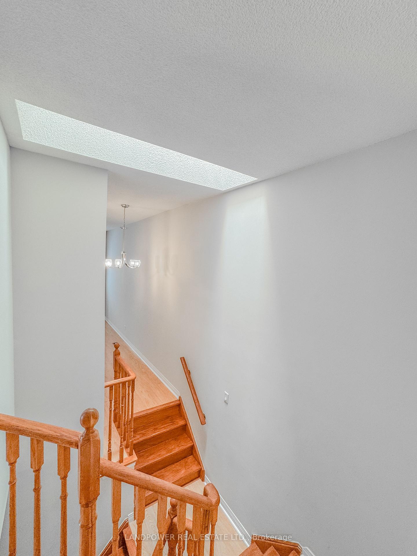 Photo 13 of 125 Brownstone Circle, Vaughan, Crestwood-Springfarm-Yorkhill — HOMEH