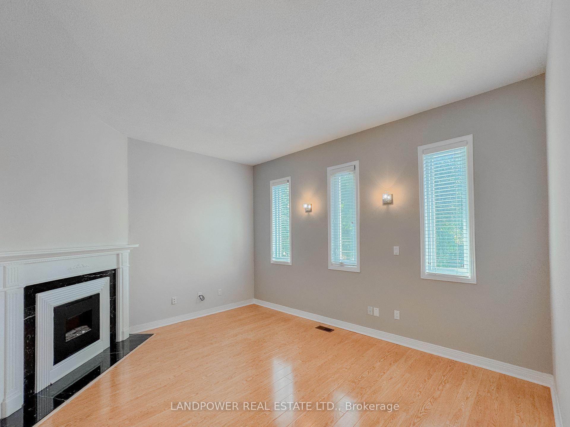 Photo 14 of 125 Brownstone Circle, Vaughan, Crestwood-Springfarm-Yorkhill — HOMEH