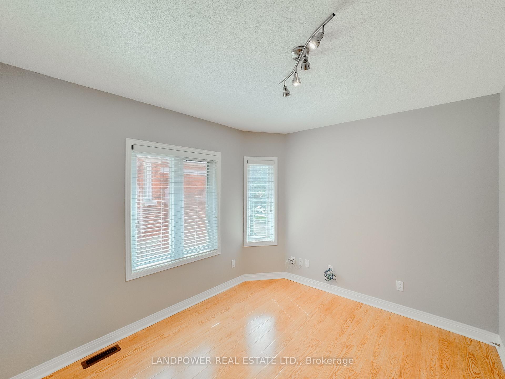 Photo 19 of 125 Brownstone Circle, Vaughan, Crestwood-Springfarm-Yorkhill — HOMEH