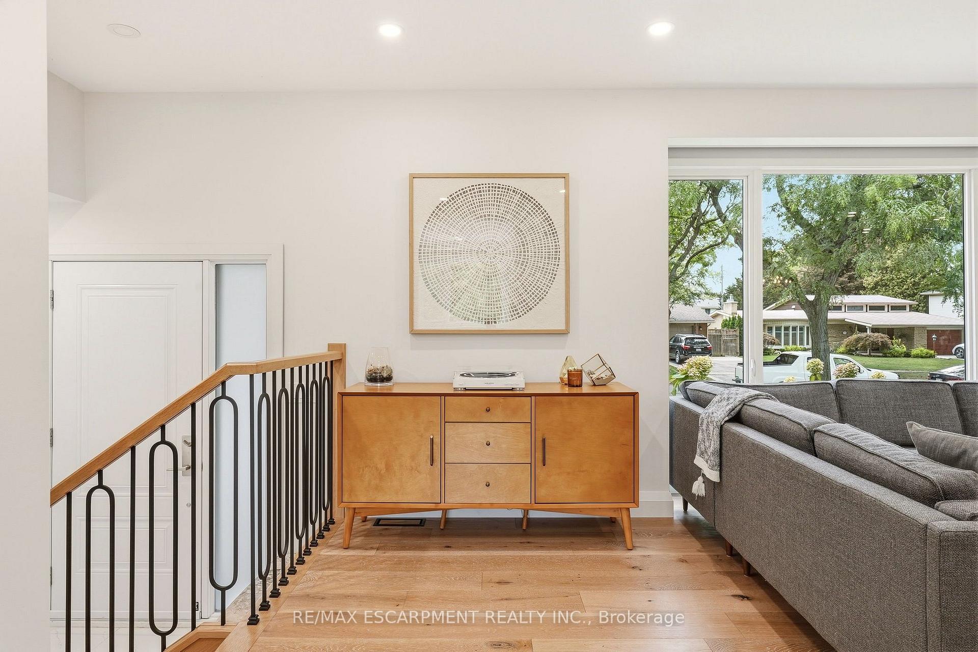Photo 4 of 3368 Guildwood Drive, Burlington, Roseland — HOMEH