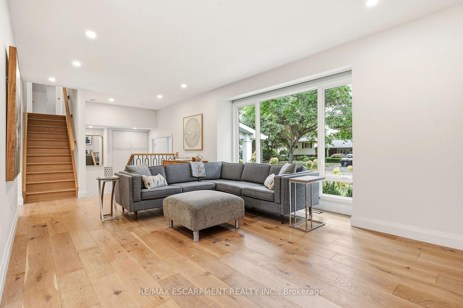 Photo 5 of 3368 Guildwood Drive, Burlington, Roseland — HOMEH
