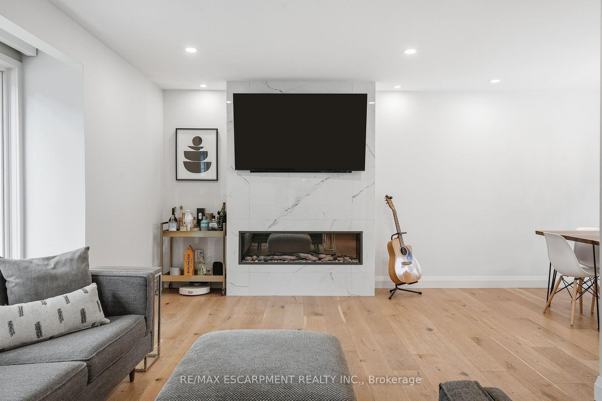 Photo 6 of 3368 Guildwood Drive, Burlington, Roseland — HOMEH