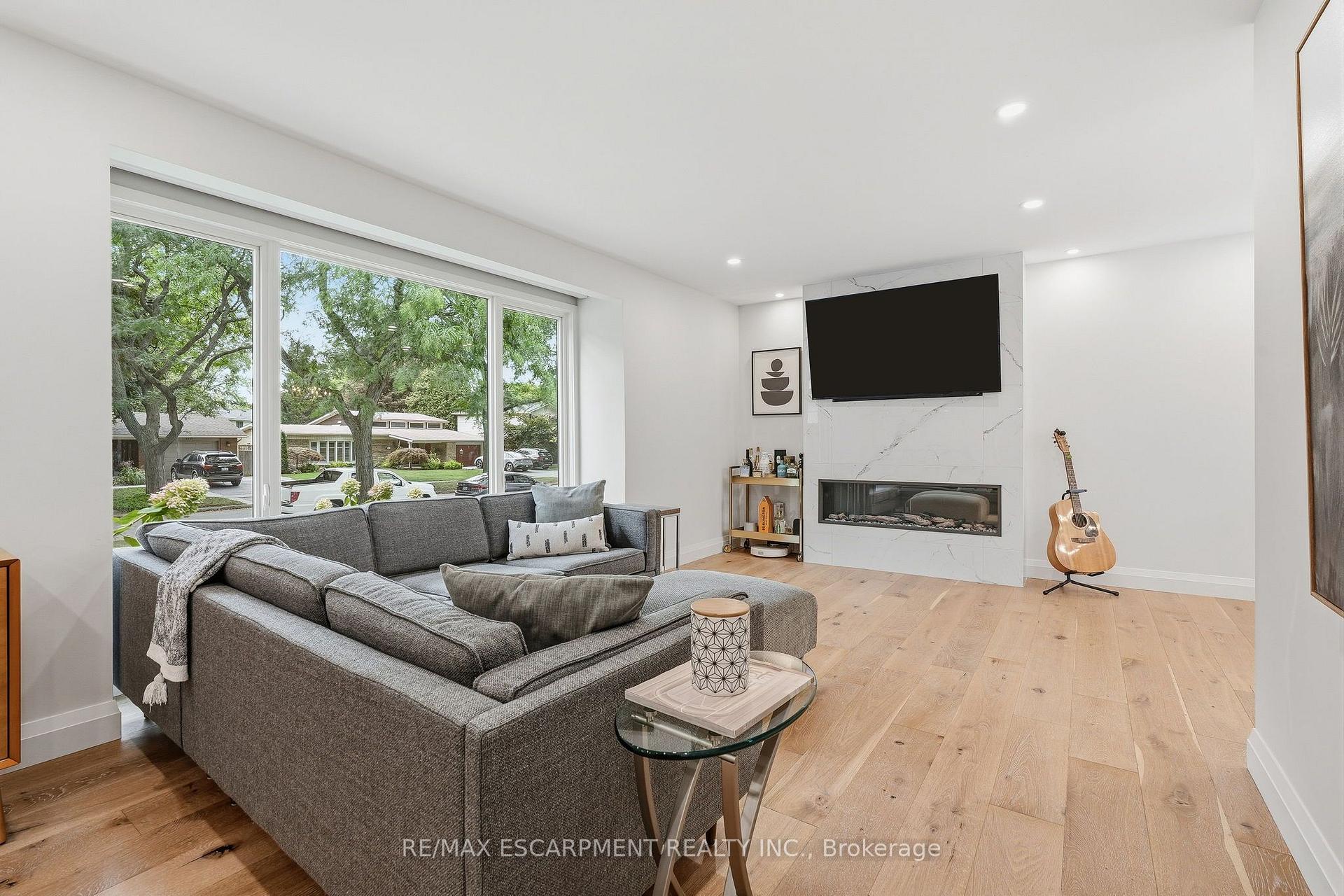 Photo 8 of 3368 Guildwood Drive, Burlington, Roseland — HOMEH
