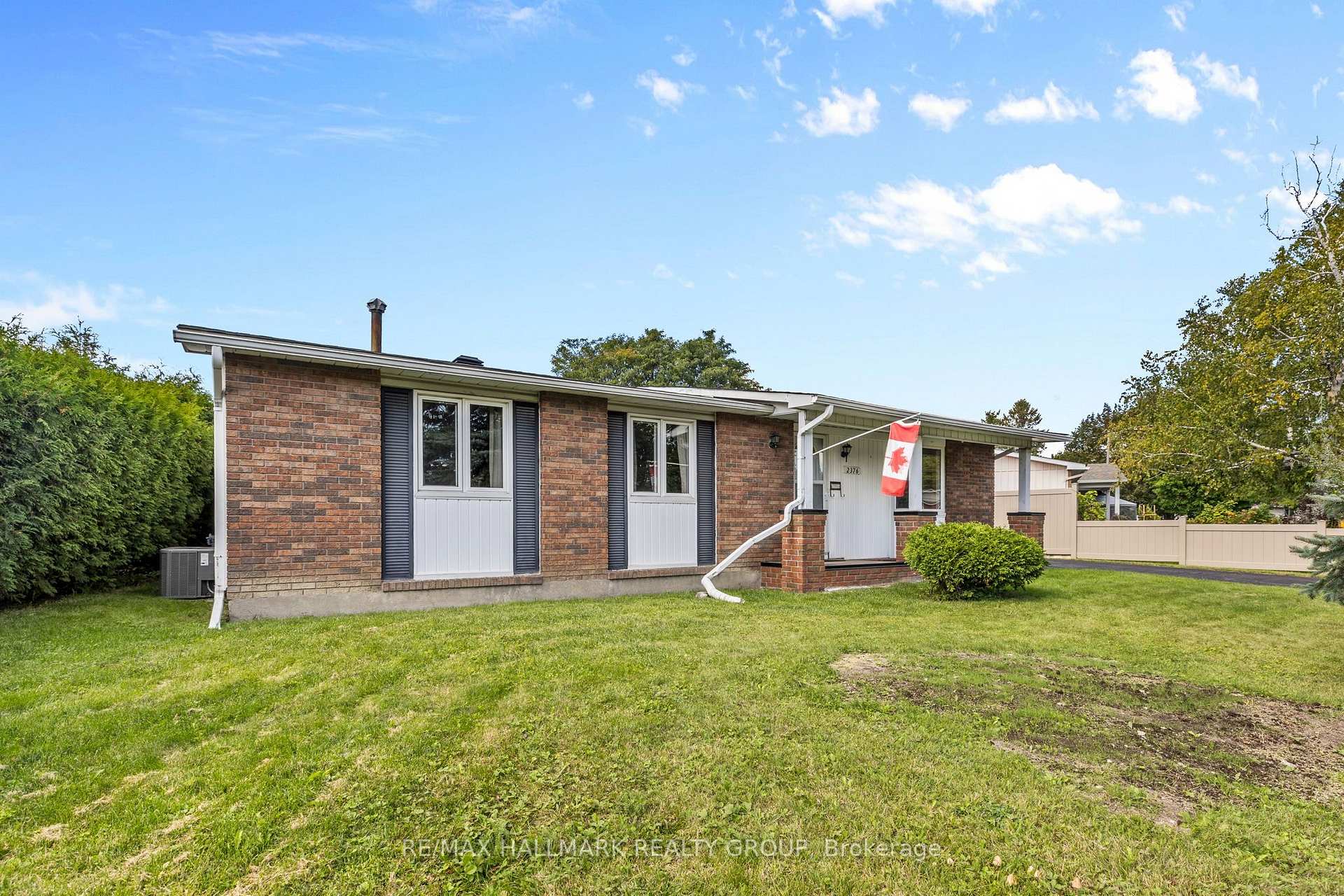 Photo 2 of 2376 Blackstone Crescent, Ottawa, Elmvale Acres — HOMEH