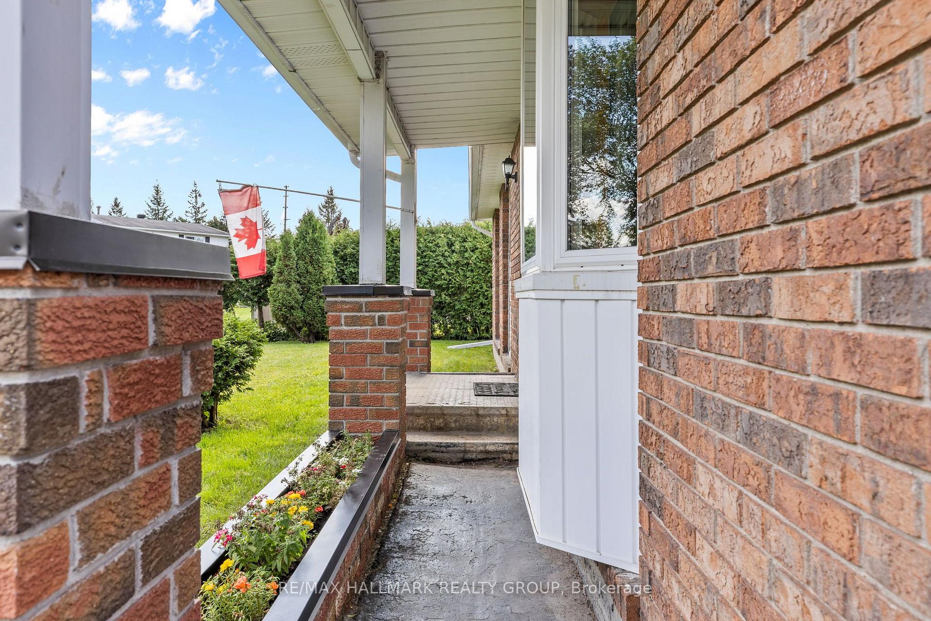 Photo 4 of 2376 Blackstone Crescent, Ottawa, Elmvale Acres — HOMEH