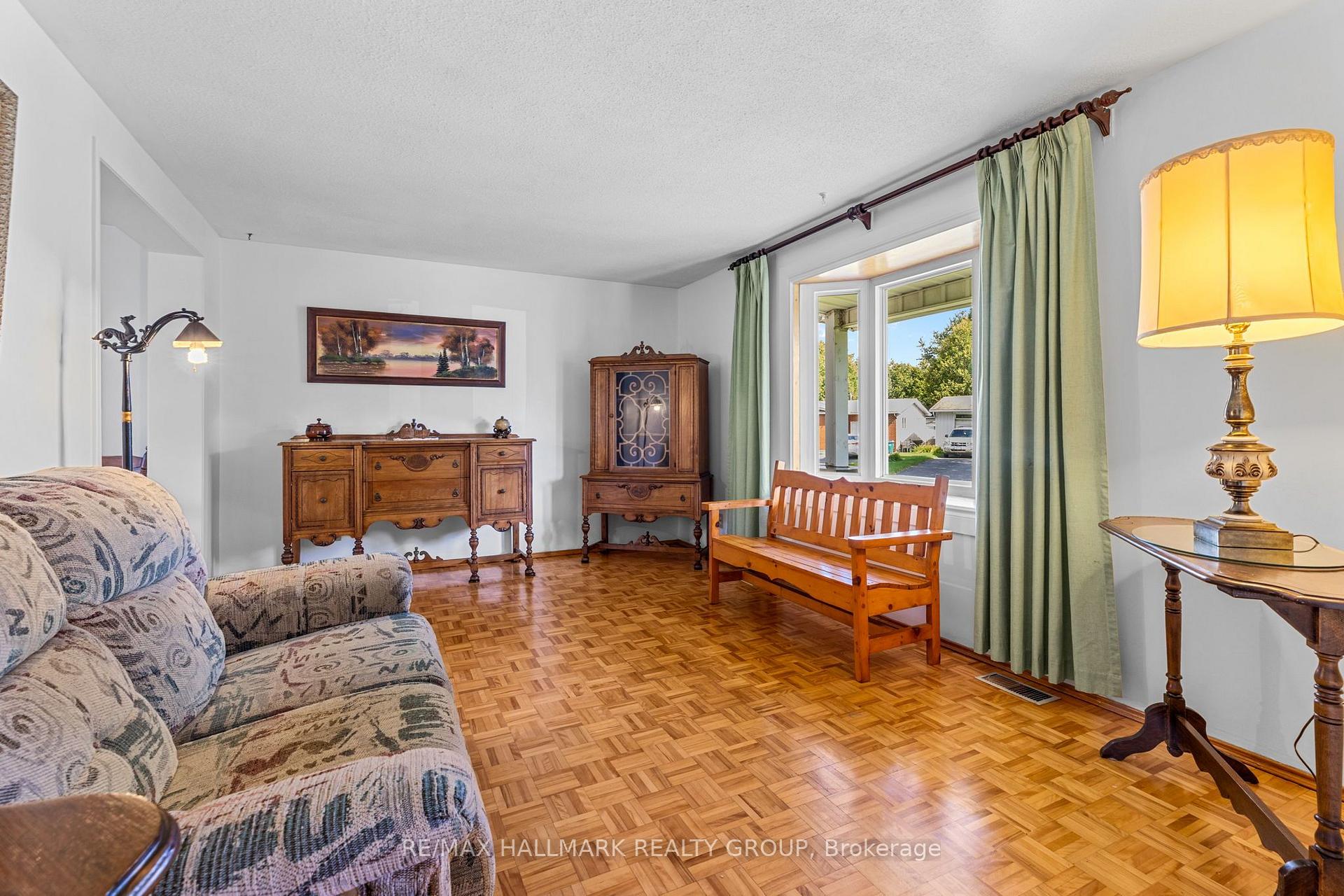 Photo 7 of 2376 Blackstone Crescent, Ottawa, Elmvale Acres — HOMEH