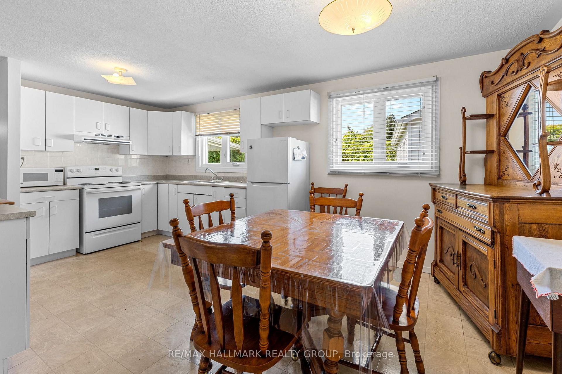 Photo 10 of 2376 Blackstone Crescent, Ottawa, Elmvale Acres — HOMEH